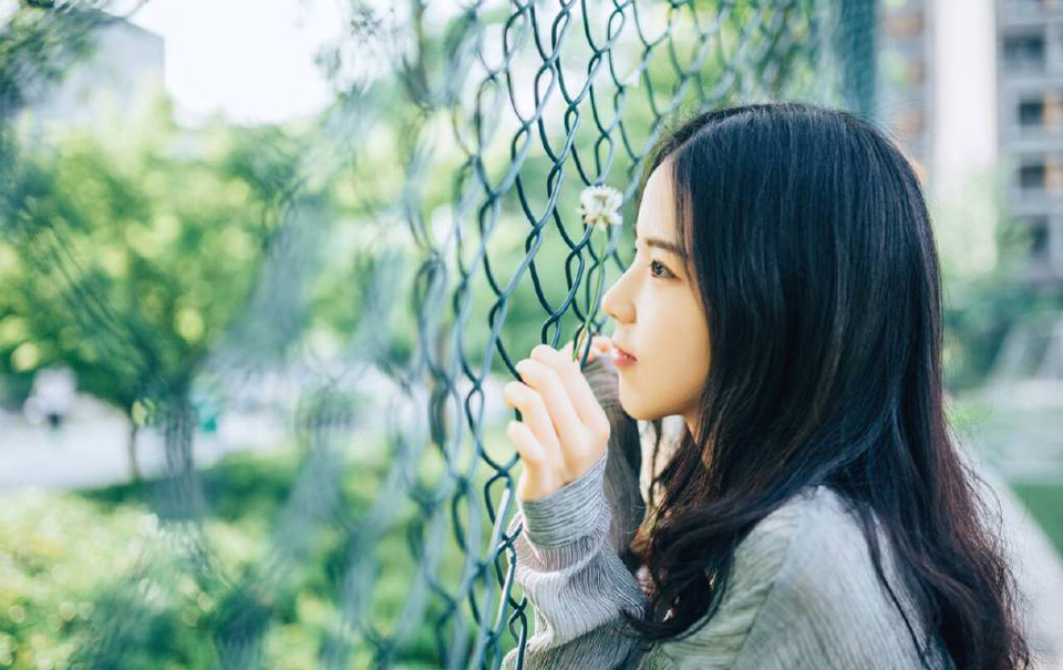 “拭目以待吧。”庞统微笑道，随后看向众人道：“却不知张任如今何在？”